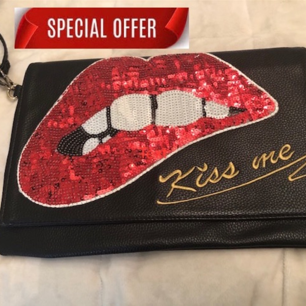 "KISS ME" PURSE WITH BLACK, WHITE AND RED SEQUINS